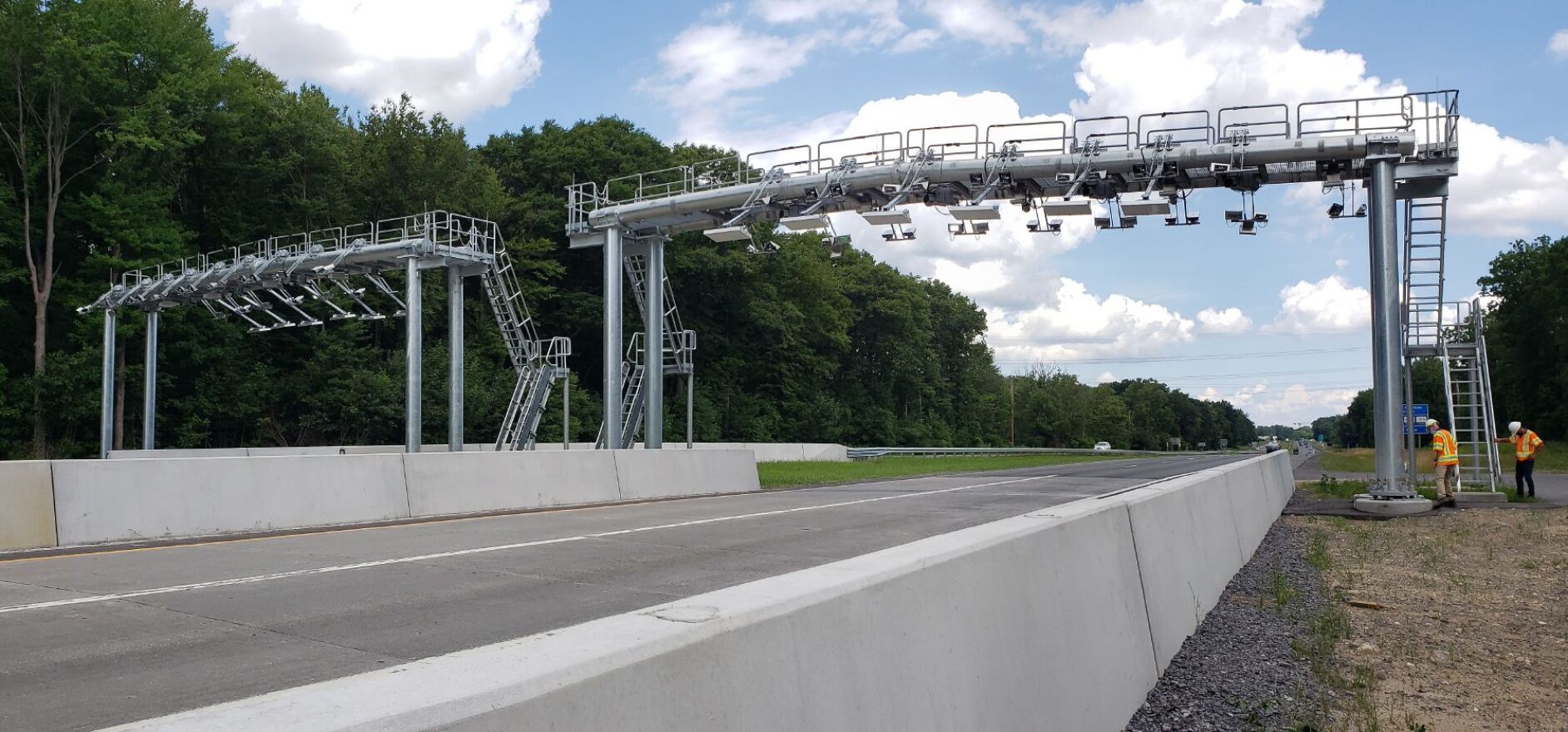 A gantry recently installed on the NYS Thruway.